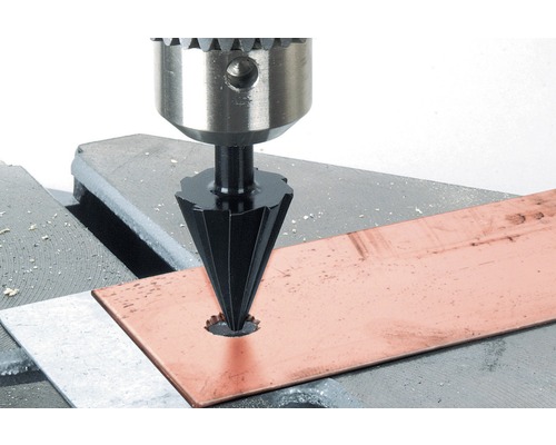 Gradbort på en borrmaskin som gradar en metallplatta