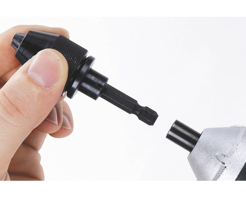 Hand som håller snabbspännchuckadapter för borr