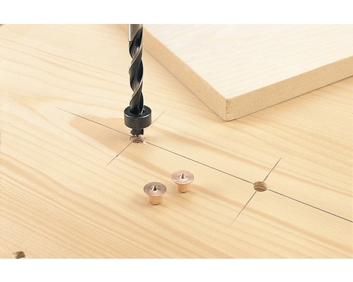 Träborr borrar hål i träskiva för träförbindelse