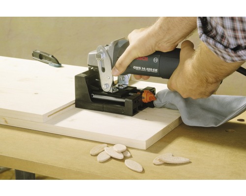 Användning av en spårfräs med trädymlingar på ett träbord