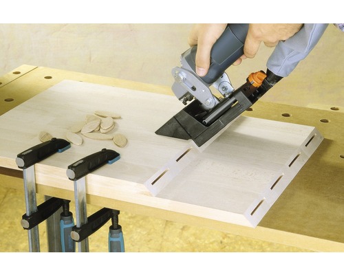 Spårfräsmaskin som används för träbearbetning med pluggar och tvingar.