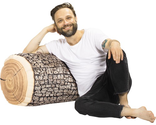 Dekorativ kudde trädstam med man i bakgrunden