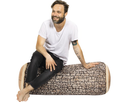 Man sitter på sittsäck som ser ut som en trädstam