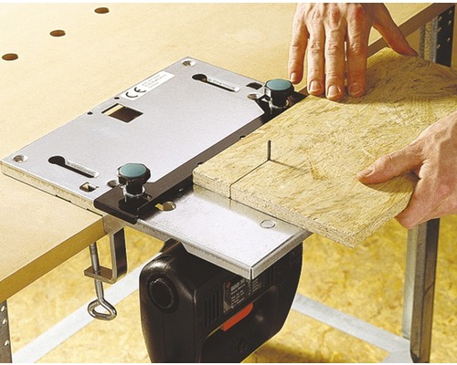 Person som skär trä med sticksåg och sticksågsbord