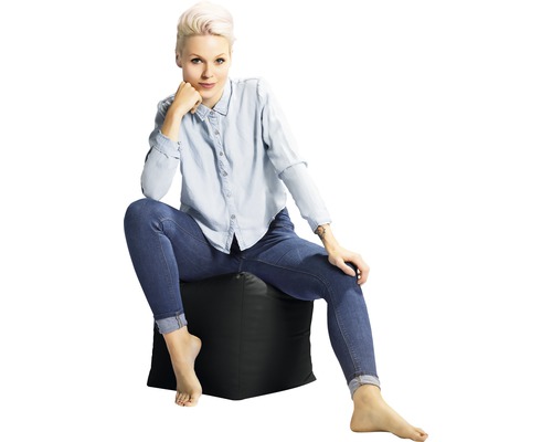 Kvinna sitter på en svart sittsäck