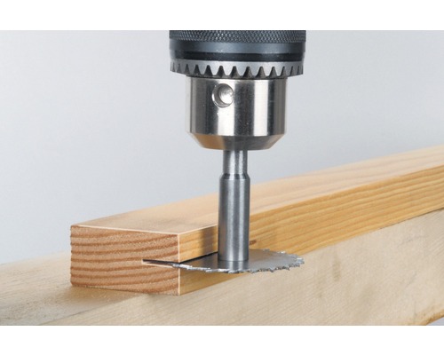 Spårfräs monterad på borrmaskin vid fräsning av en träskiva