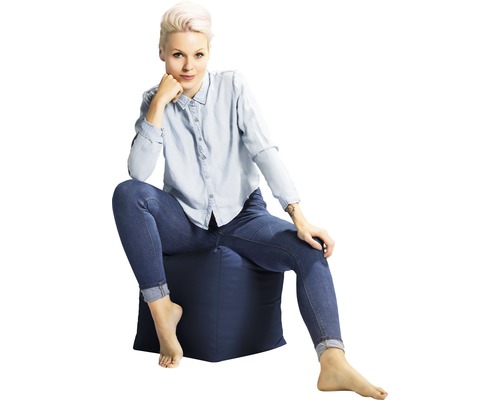 Kvinna sitter på en sittsäck