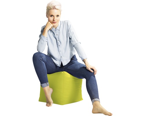 Kvinna sitter på en sittsäck