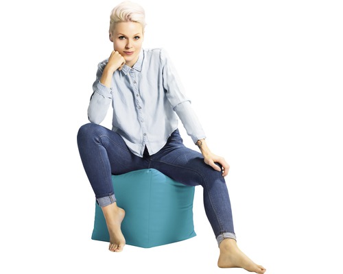 Kvinna sitter på en sittsäck