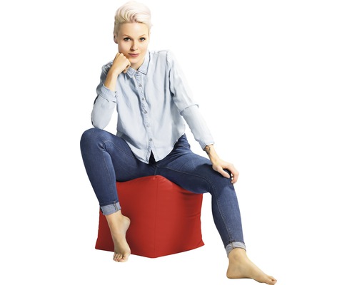 Kvinna sitter på en sittkub