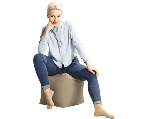 Kvinna sitter på en sittkub