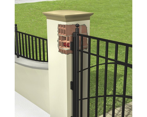 Stolpe av ett staket med grind och uppskuret murverk