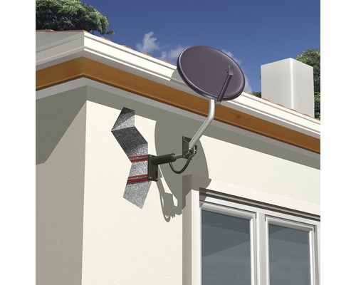 Satellitdisk monterad på husvägg med väggfäste