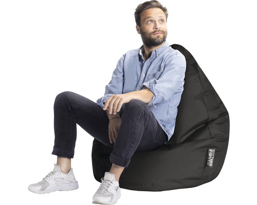 Man sitter på en svart sittsäck