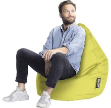 Man sitter på en gul sittsäck