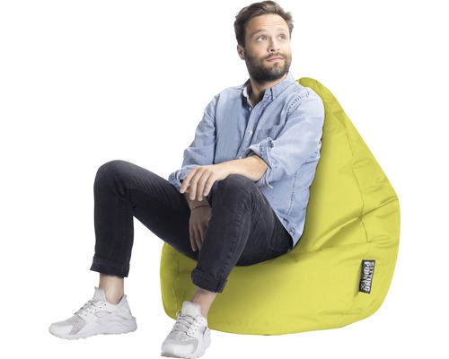 Man sitter på en gul sittsäck