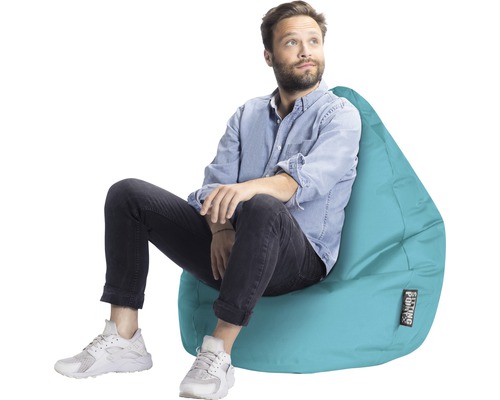 Man sitter på en turkos sittsäck
