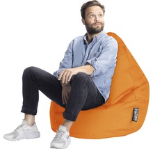 Man sitter på en orange sittsäck