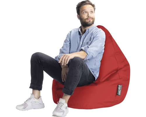 Man sitter på en röd sittsäck