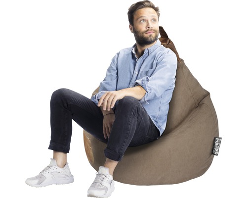 Man sitter på en brun sittsäck.