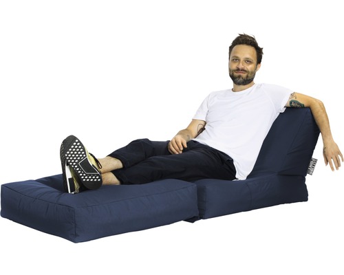 Man kopplar av på en blå loungesoffa.