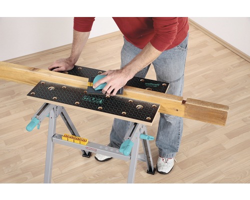 Man slipar trä på en Wolfcraft arbetsbänk