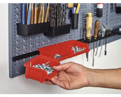 Verktygstavla med olika verktyg och röda förvaringslådor