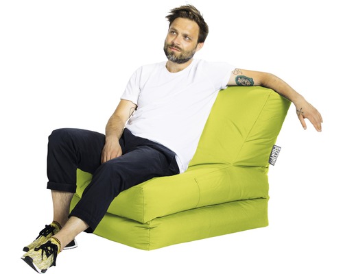 Man sitter på en grön sittsäckstol