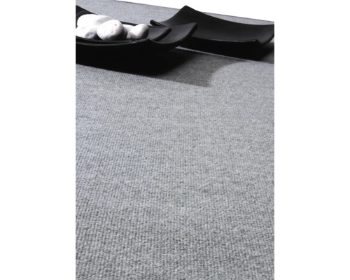 Grå matta med dekorativ skål och stenar