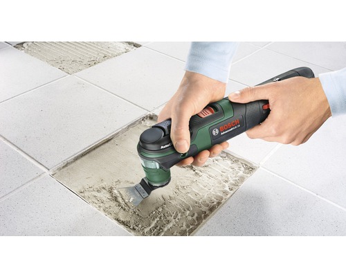 Bosch multiverktyg används för att ta bort kakelfogar