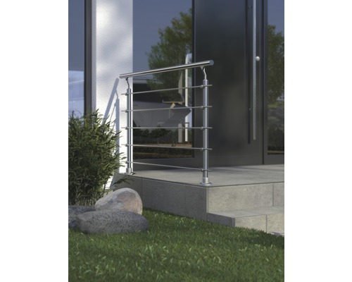 Rostfritt stålräcke vid en husentré med stentrappor.