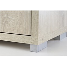 Detaljvy av ett träskåp med metallfötter