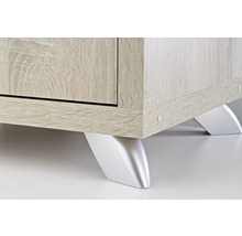 Detaljbild av en möbel med trästruktur och silverfärgade ben