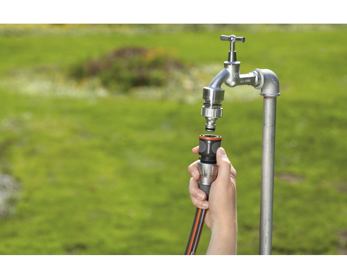 Trädgårdsslang ansluts till vattenkran