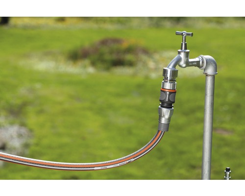 Trädgårdsslang med anslutningsstycke på vattenkranen