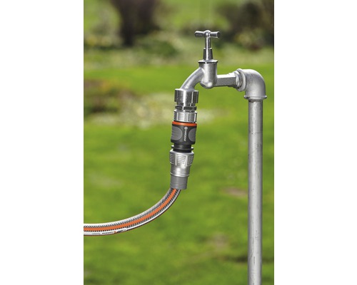 Vattenkran med slangkoppling och trädgårdsslang