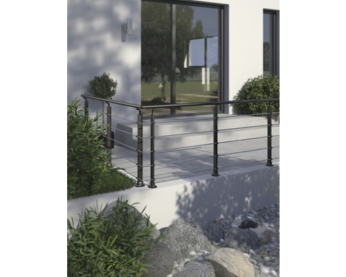 Utomhusvy av ett hus med räcke i metall och rostfritt stål