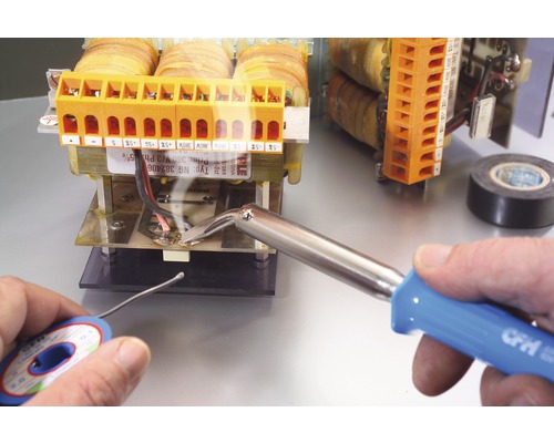 Lödning av elektriska komponenter med lödkolv och lödtråd