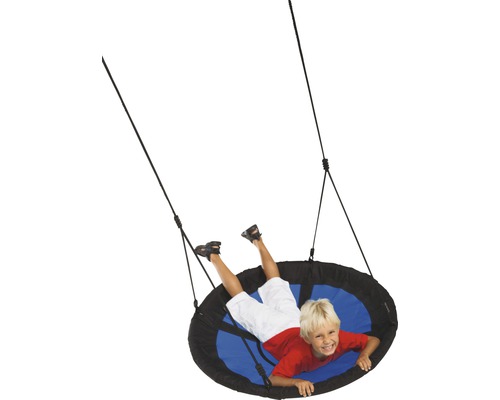 Barn på gungsäte i trädgården