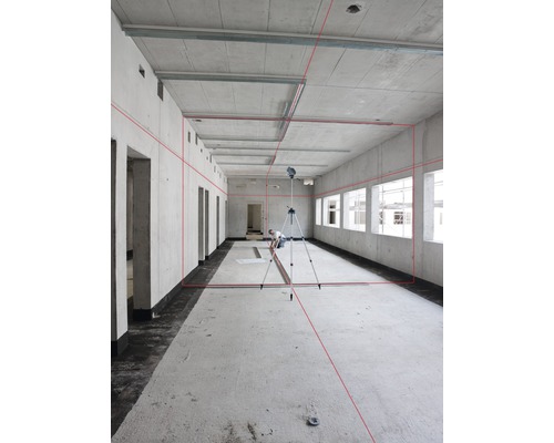 Interiör i grov konstruktion med laser för byggnadsarbeten