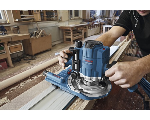 Bosch överfräs används på ett arbetsstycke