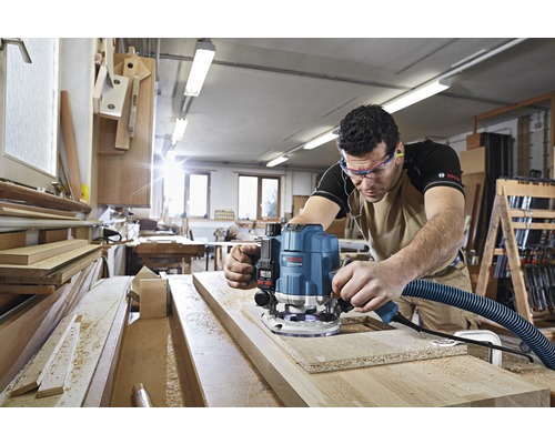 Hantverkare använder en Bosch överfräs i en träbearbetningsverkstad.