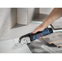 Bosch logotyp. Hand som hanterar en Bosch batteridriven isoleringsskärare för att skära isoleringsskivor till storlek.
