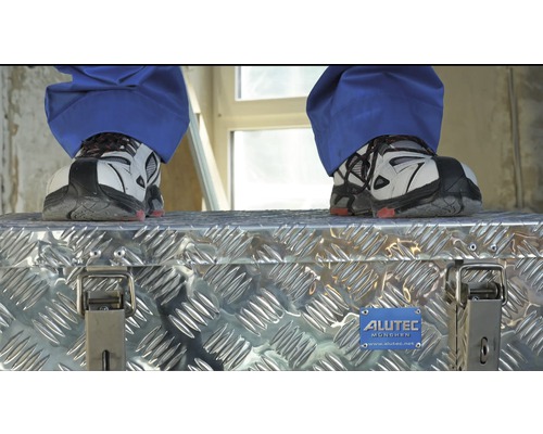 Verktygslåda i aluminium med arbetsskor och Alutec München Logo