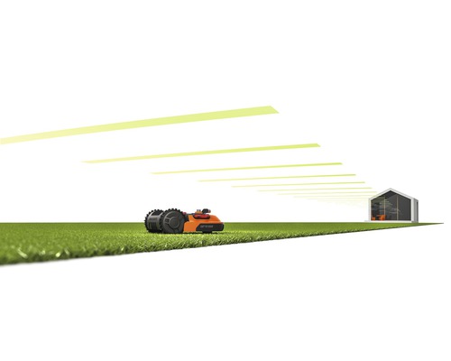 Robotgräsklippare på gräsmatta framför ett hus