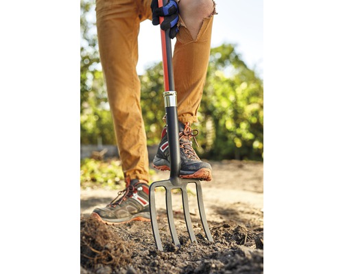 Trädgårdsgrep med fot på marken