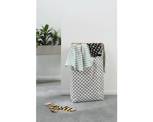 Tvättkorg med tvätt och strumpor