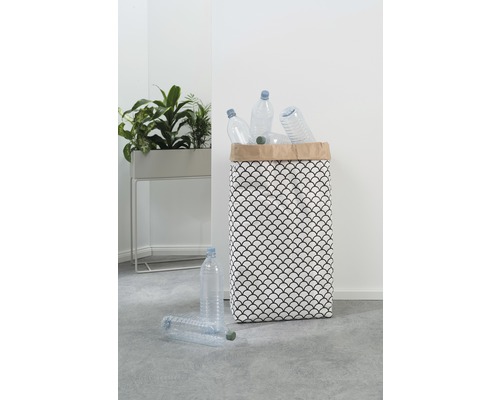 Tvättkorg med mönster fylld med plastflaskor