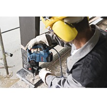 En arbetare borrar ett hål i en metallbalk med en Bosch GBH 3-28 F Professional borrhammare.
