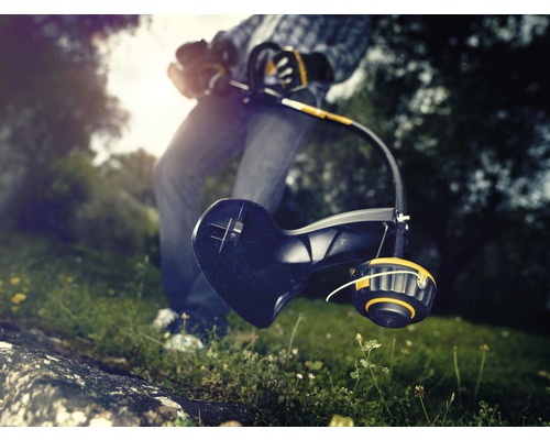 Grästrimmer i drift på en gräsmatta